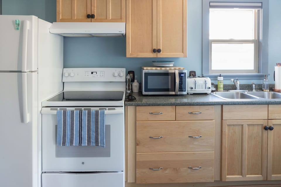 Electric four-burner stove and full-size fridge