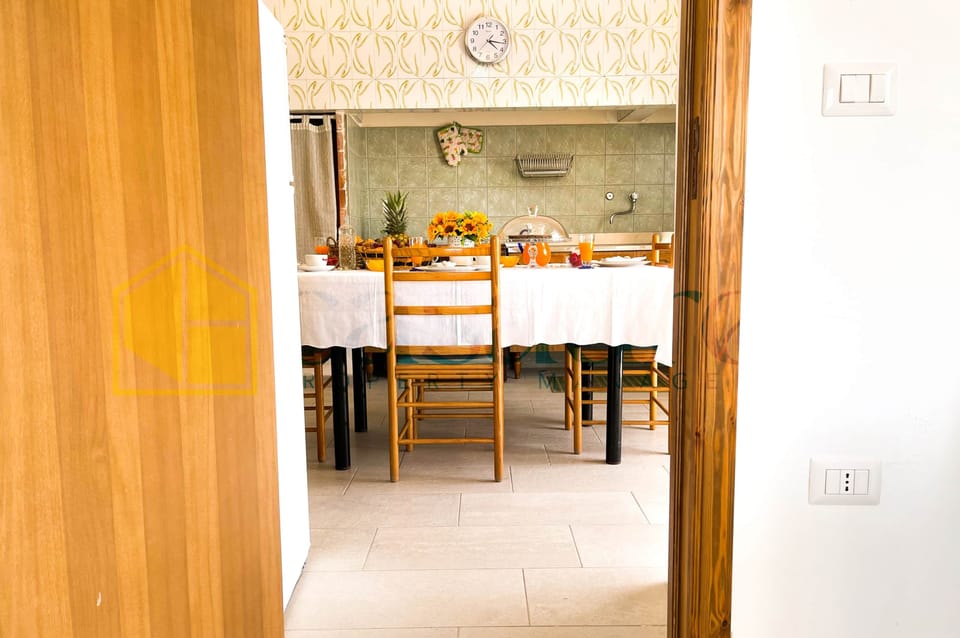 Vista su zona pranzo e cucina