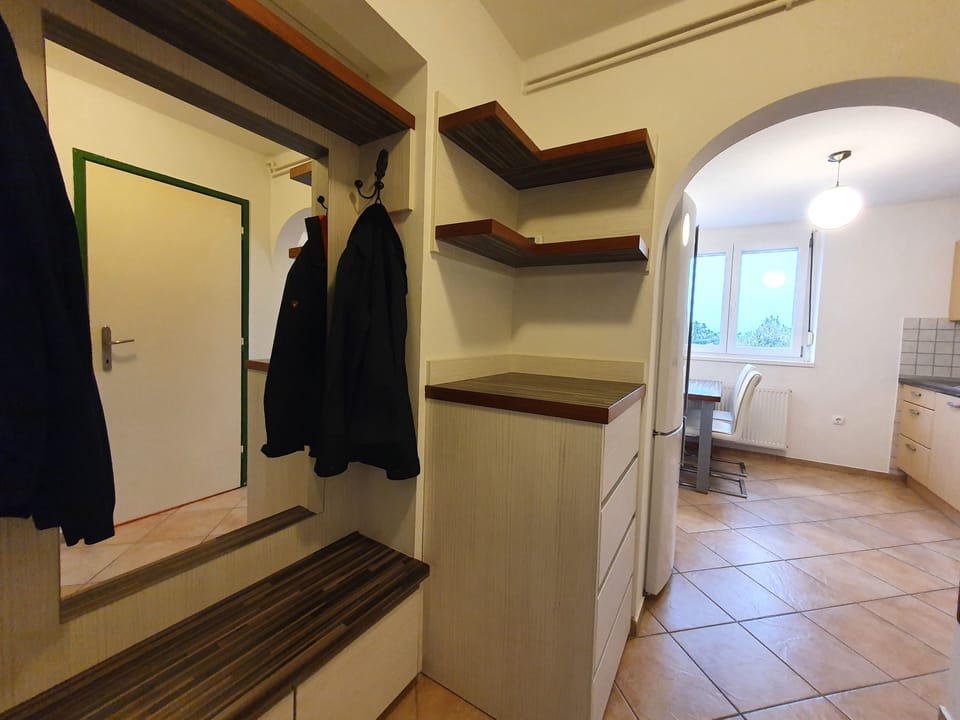 Entrance hallway with hangers, large mirror and washing machine