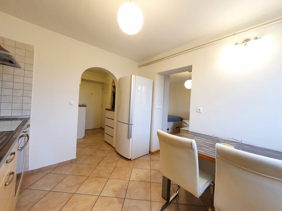 Fully equipped kitchen with dining area for 2