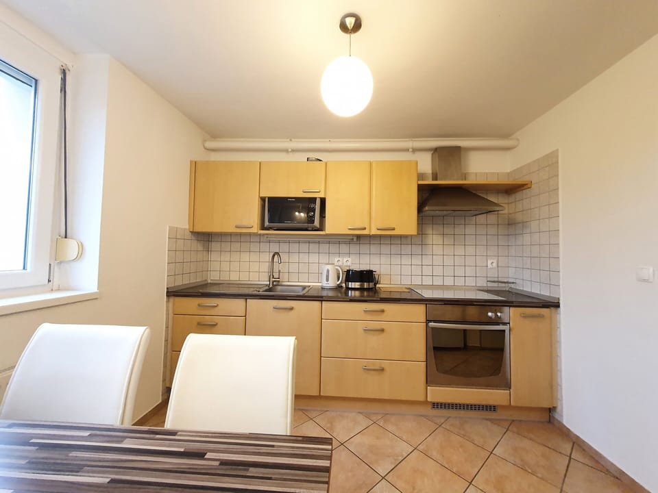 Fully equipped kitchen with dining area for 2
