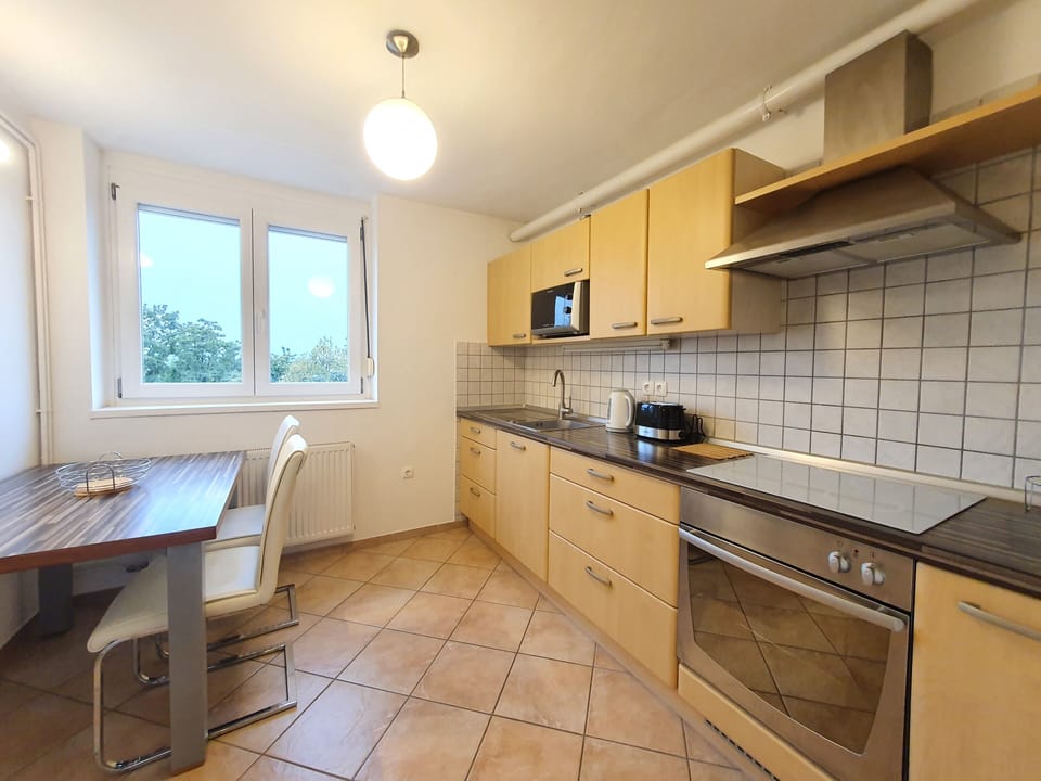 Fully equipped kitchen with dining area for 2