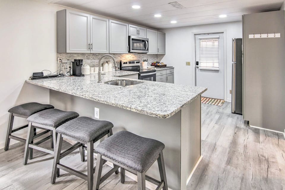 Kitchen | Breakfast Bar | Stainless Steel Appliances w/ Dishwasher | Free WiFi