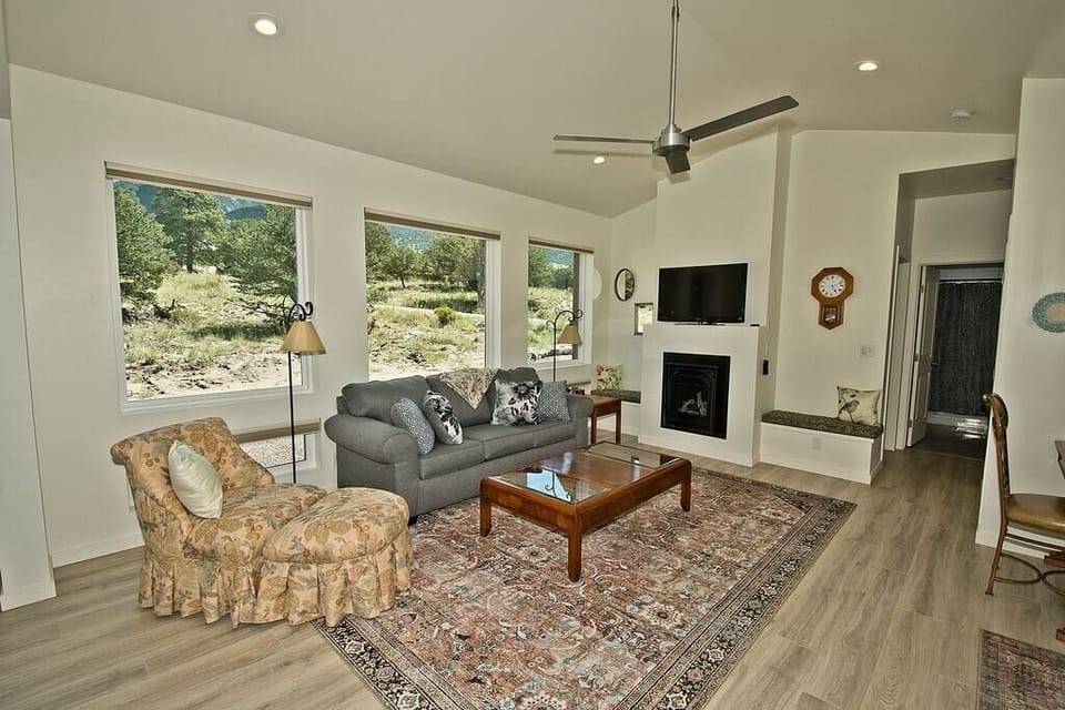 Downstairs Living Area with Foldout Couch (1)