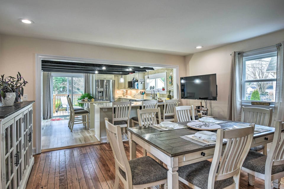 Dining Area | Dishware Provided