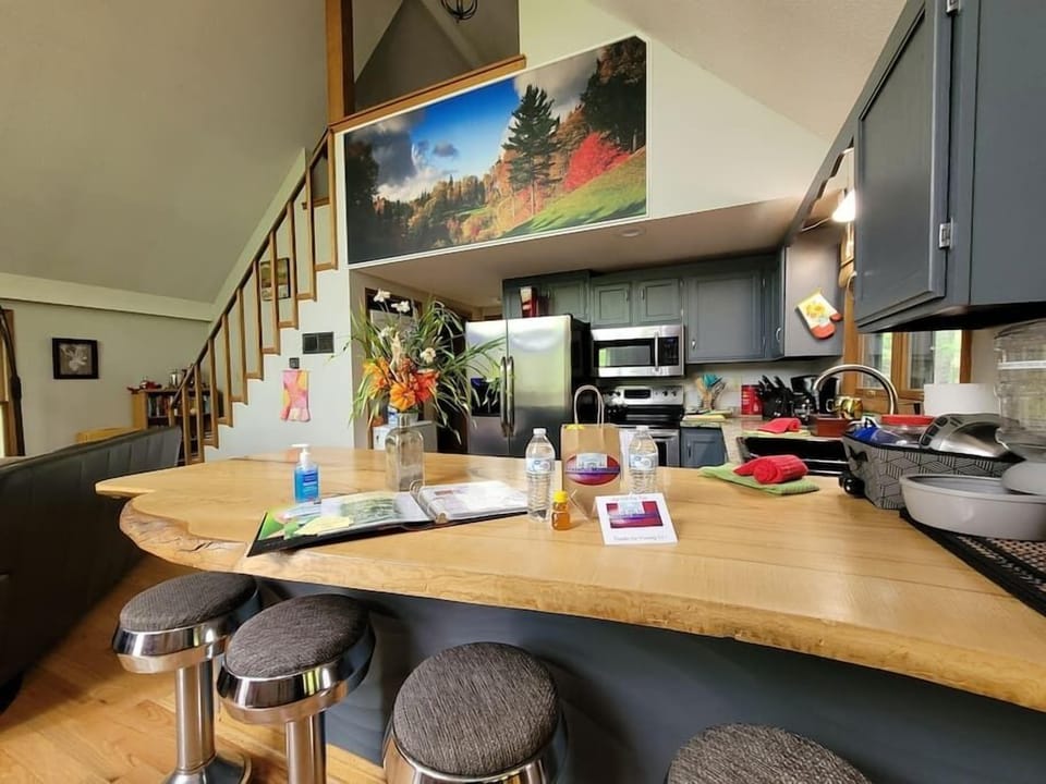 Included with your stay will be Free guest passes to the local Woods Resort that includes Indoor and Out door Tennis, Swimming, Gym and Much More !
"And keep an eye out for a Special Gift we like to leave for our Valued Guests "