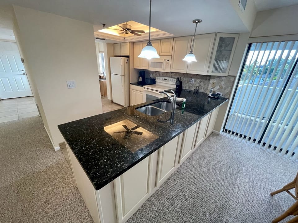 Kitchen/ Bar
