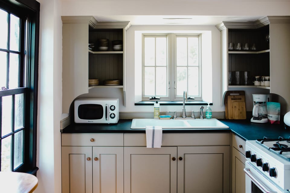 Cottage - Kitchen w. Basic Amenities