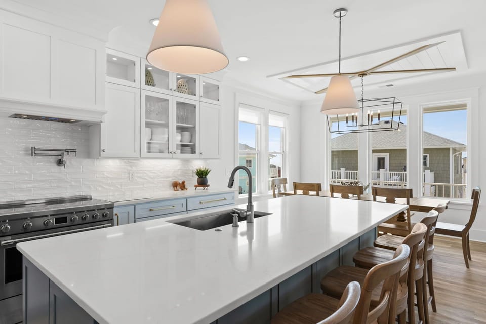 Kitchen with remarkable ocean views