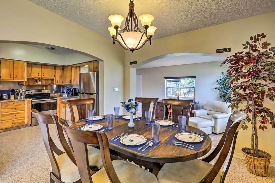 Dining Area | Dishware & Flatware Provided
