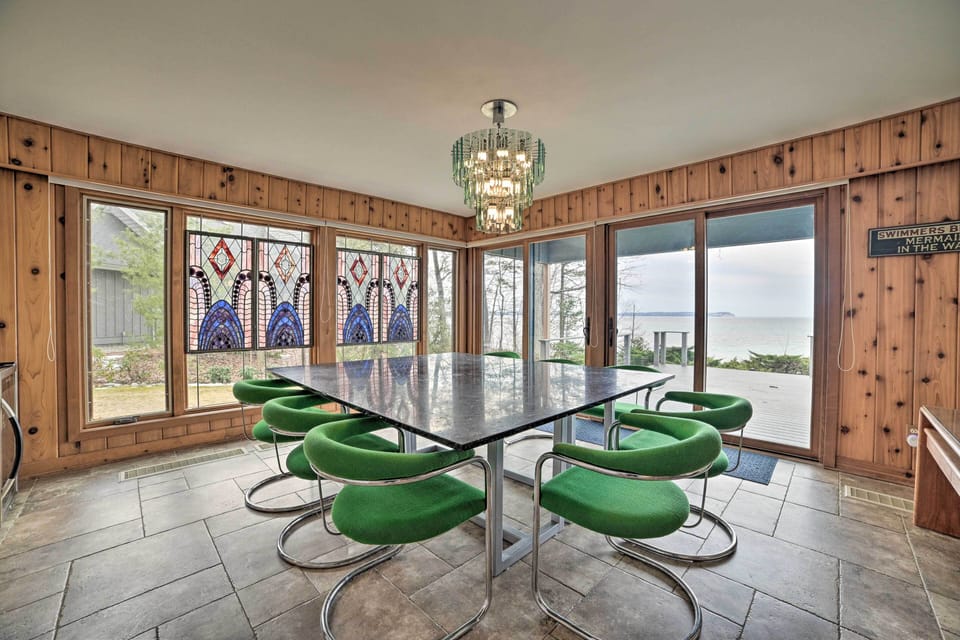 Dining Room | Dishware & Flatware Provided | Trash Bags & Paper Towels Provided