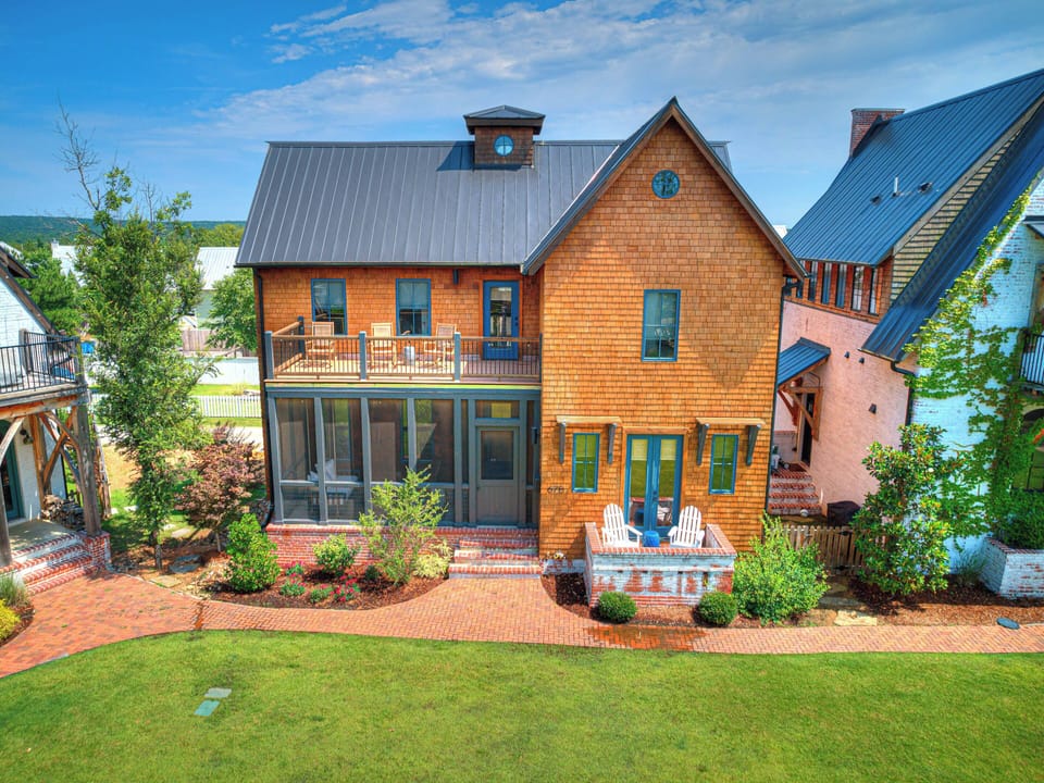 Welcome to Southern Charm located in "The Bend" community of Carlton Landing
