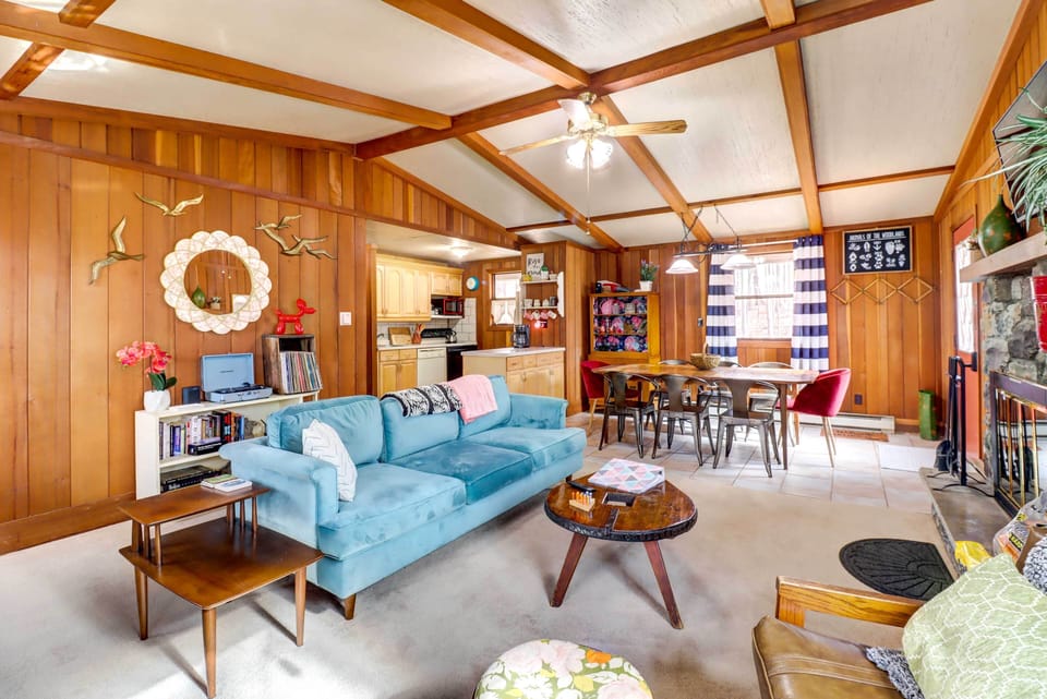 Living Room | Smart TV | A/C Unit