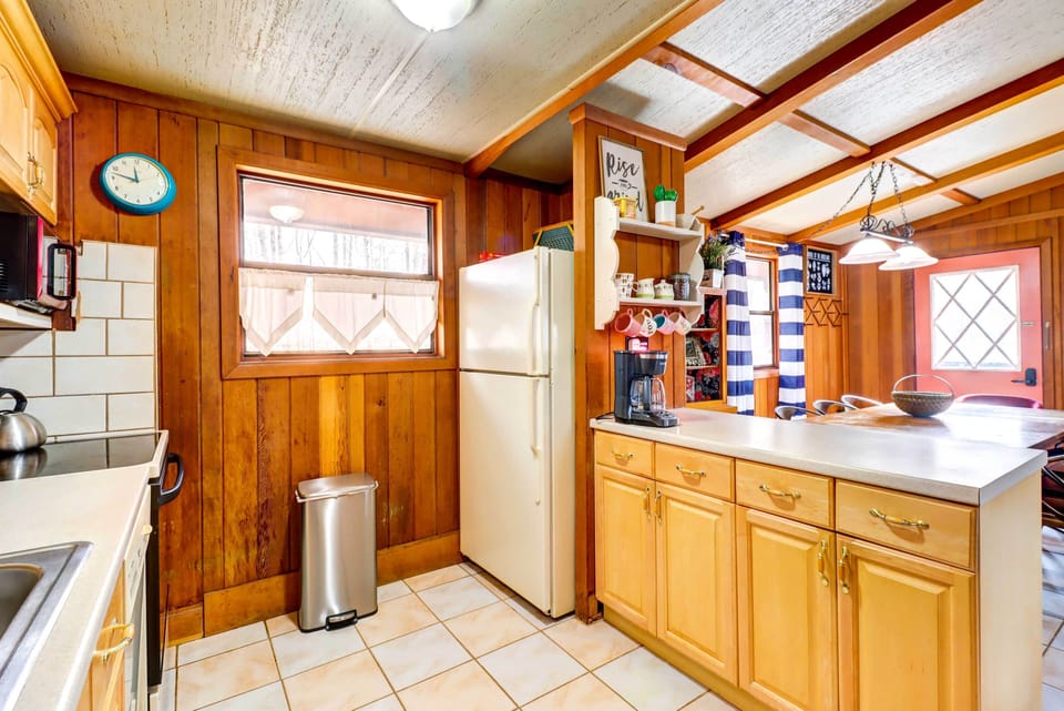 Kitchen | Toaster | Trash Bags & Paper Towels | Complimentary Spices