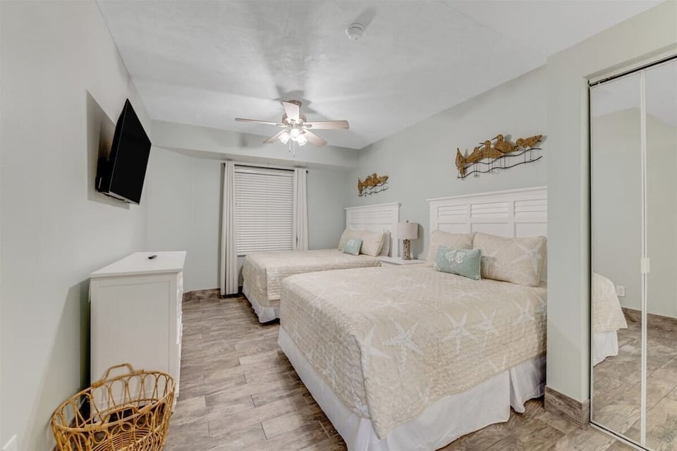Bedroom with 2 queen size beds