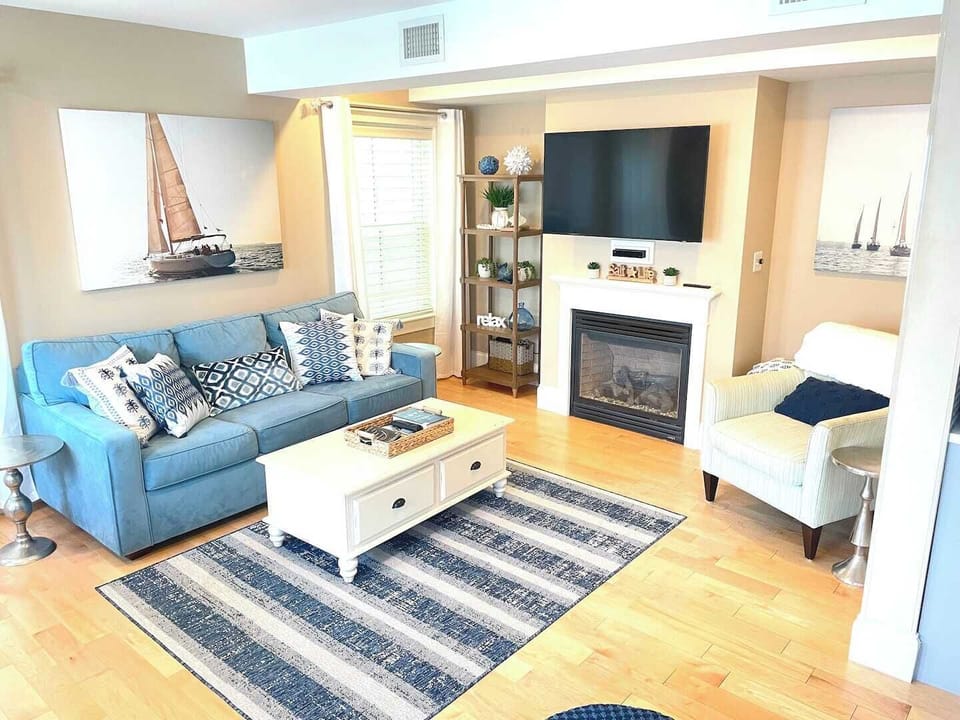Living room with an electric fireplace. Ambience galore on your vacation. 