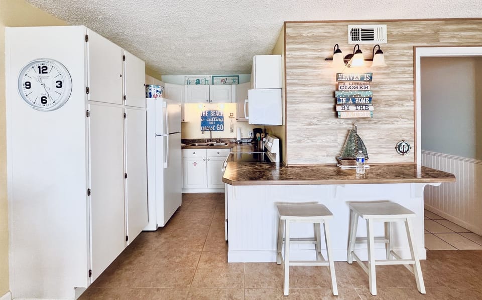 Full Size Kitchen with Breakfast Bar