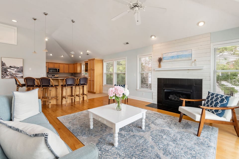 VOH24: Koselig Kove | Top Level Living Area - Fireplace Not Available For Guest Use