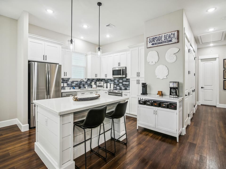 Full Kitchen - Countertop Seating For 2 + Stainless Steel Appliances