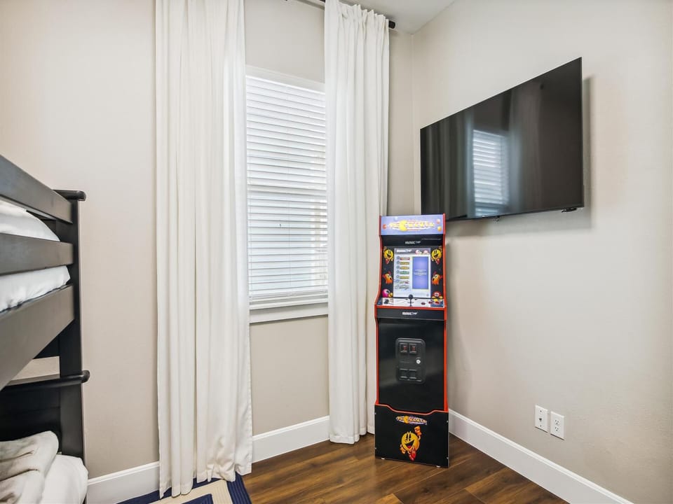 Fourth Bedroom - Arcade Game + TV
