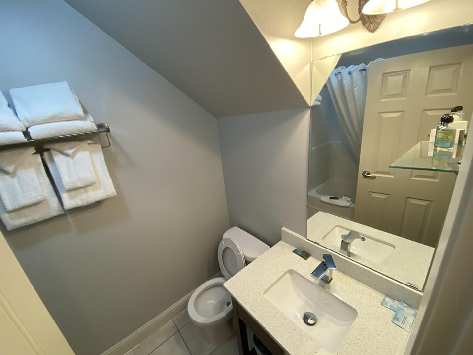 Family Suite - 2 Double Bed and 1 King Bed image 4