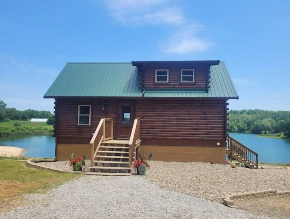 The back of the cabin with the lake behind. 