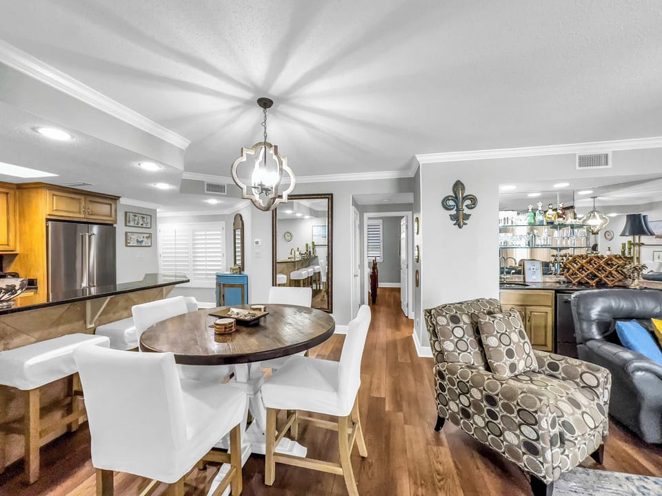 Dining area with seating for 4