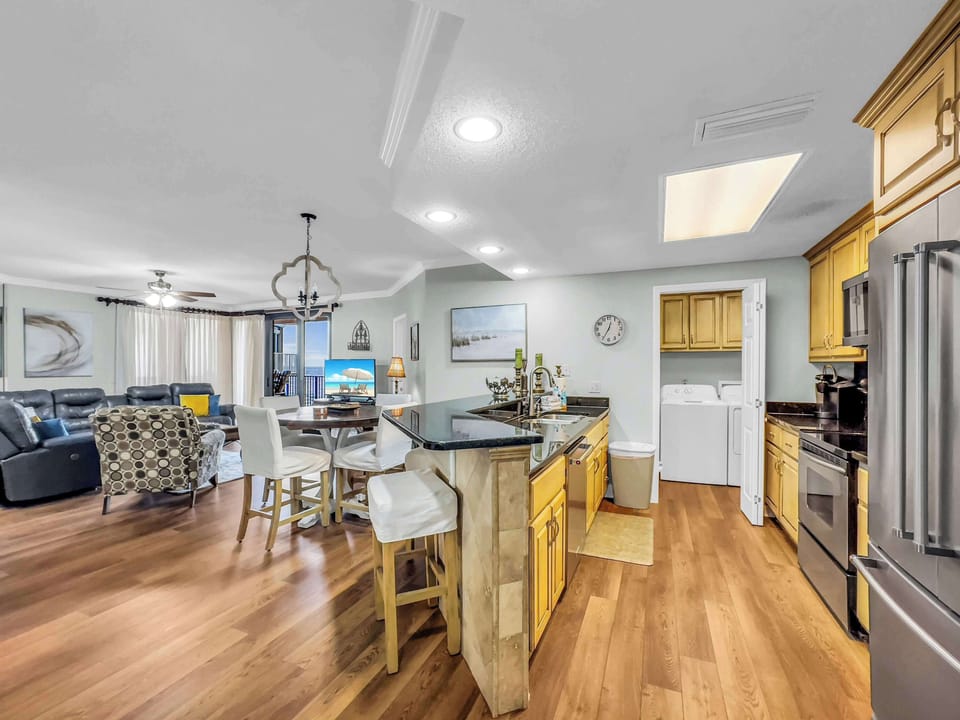 Breakfast bar with seating for 3