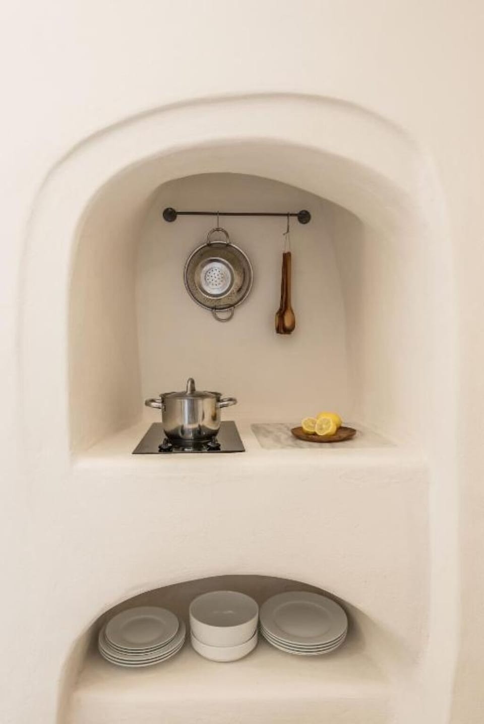 Cook simply in the charming alcove kitchenette, Santorini-style.