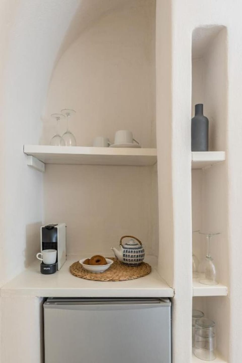 Start mornings with espresso and chilled drinks at hand.
