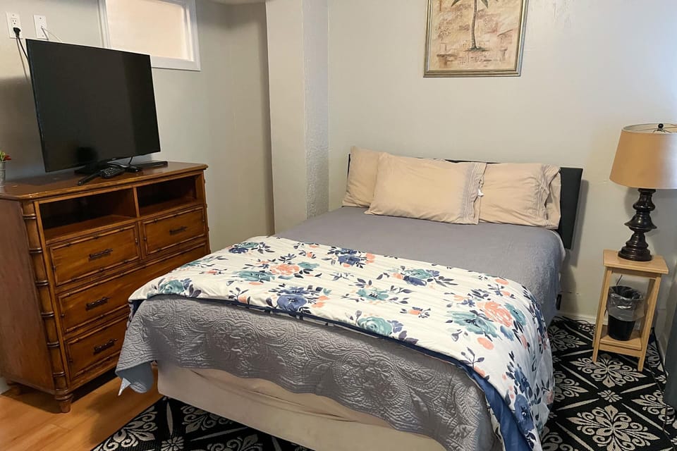 Quaint Two Bedroom Apartment with Patio image 4