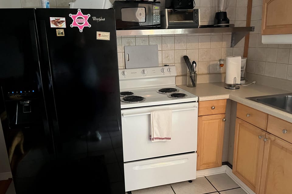 Quaint Two Bedroom Apartment with Patio image 3