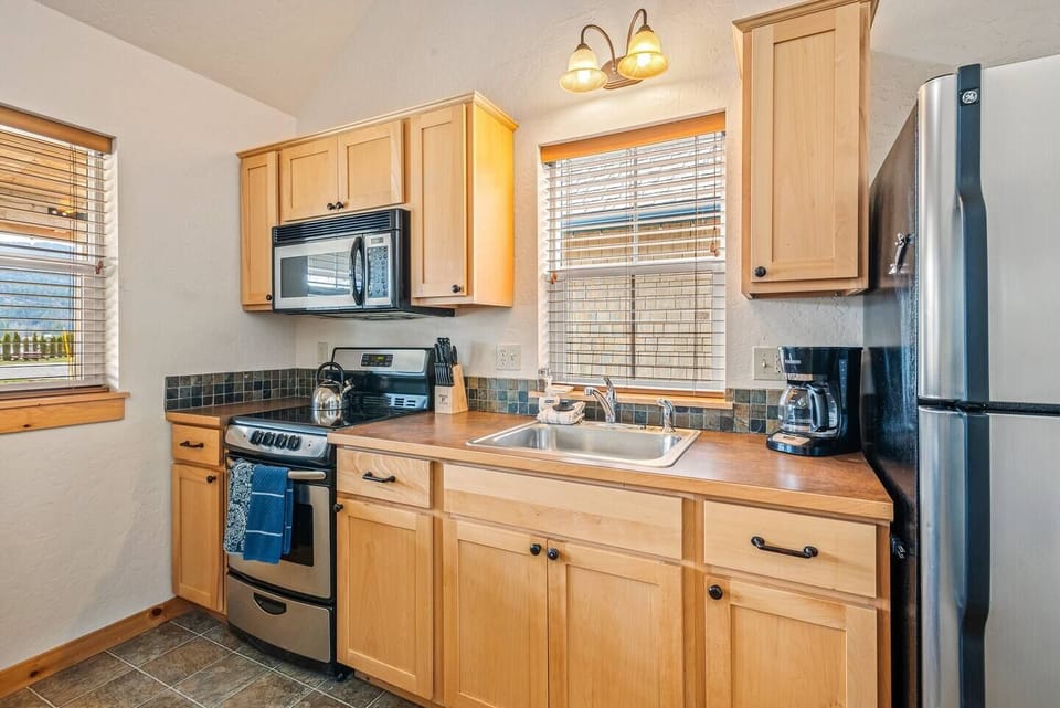 An easy cooking kitchen supplied with cooking essentials.