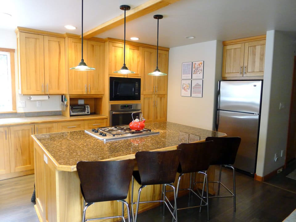 The gourmet kitchen has everything you need for a great dinner,or easy breakfast