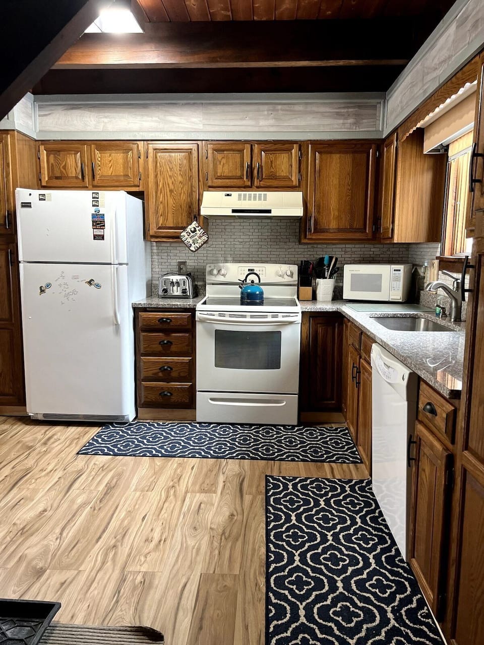 Well equipped kitchen with Insta-Pot, Ninja Blender and Air Fryer