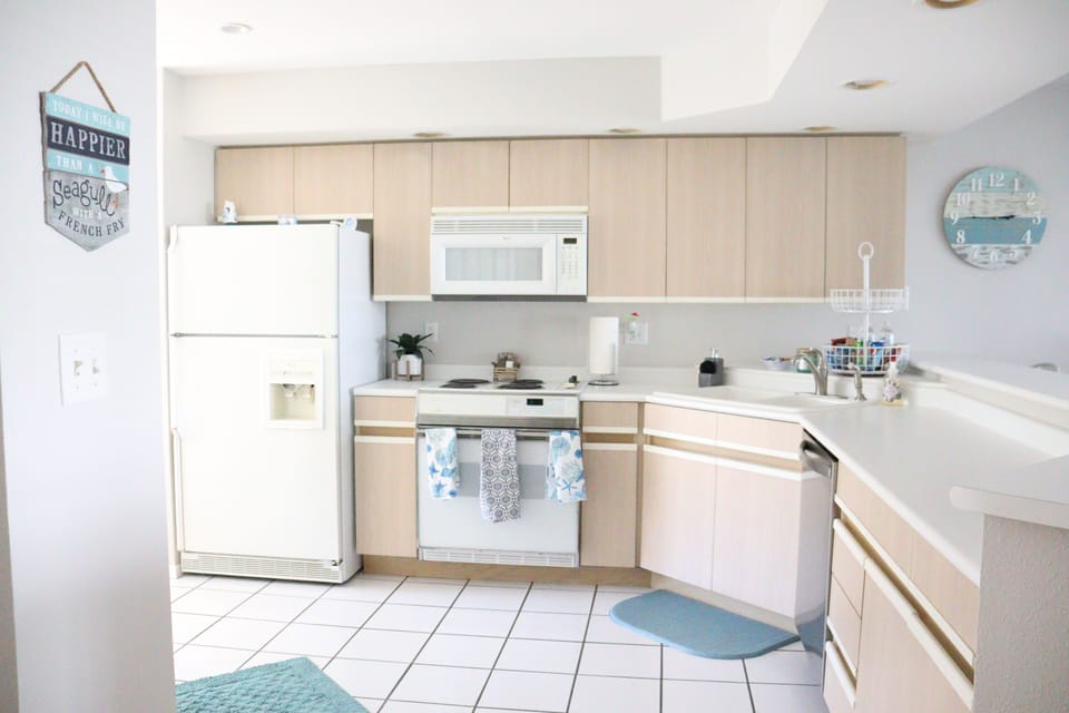 Spacious kitchen with Pantry