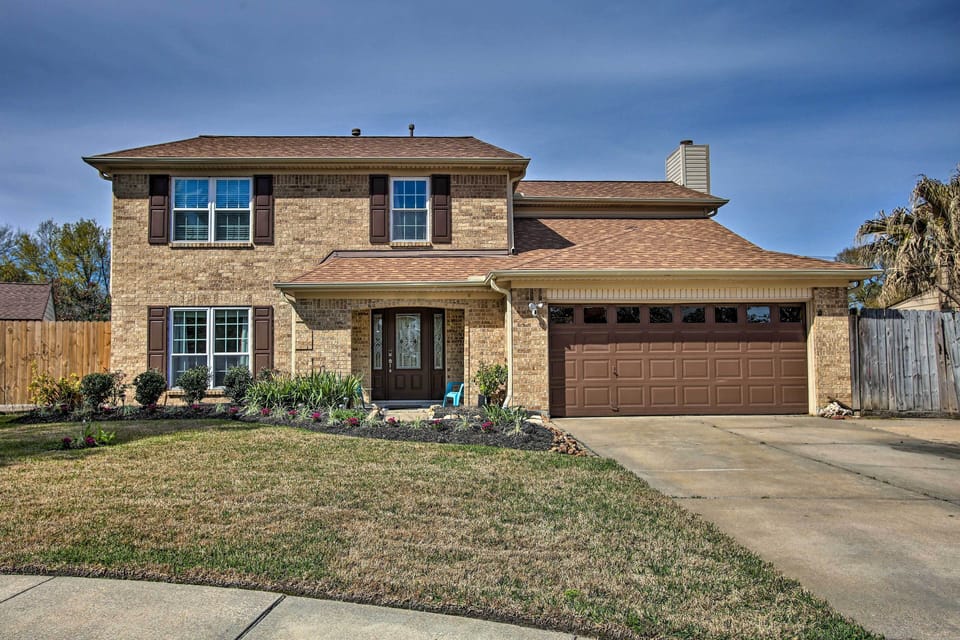 Houston Vacation Rental | 4BR | 2.5BA | Steps Required for Access | 2,200 Sq Ft