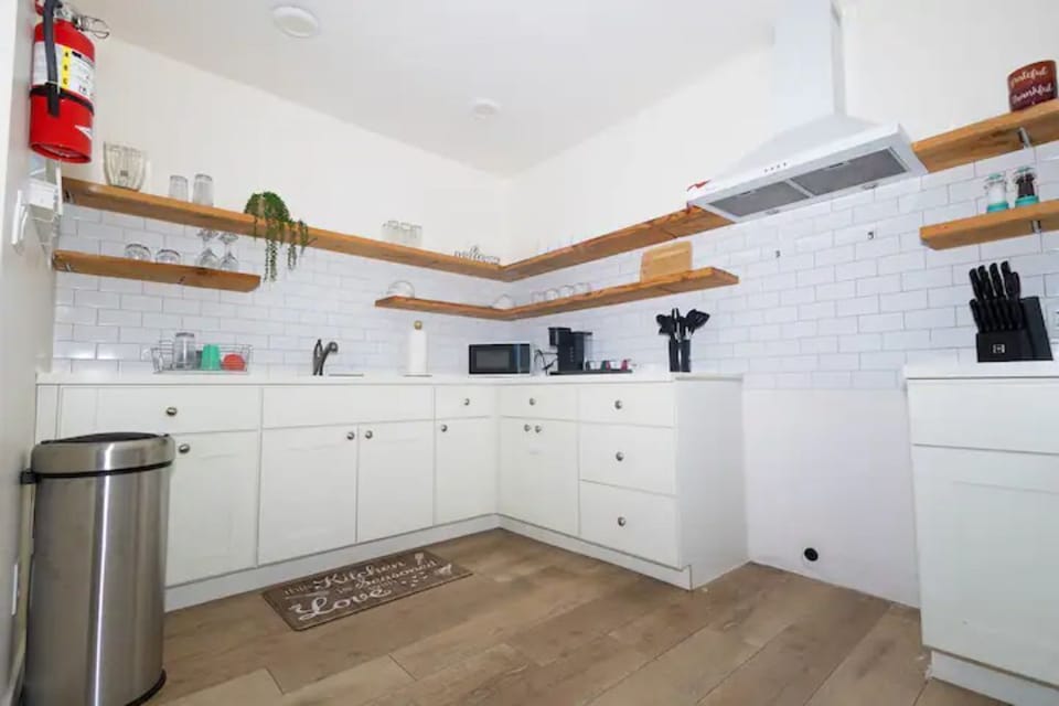 Fully stocked kitchen (including stove) 