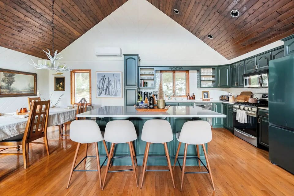 Kitchen & Dining Area