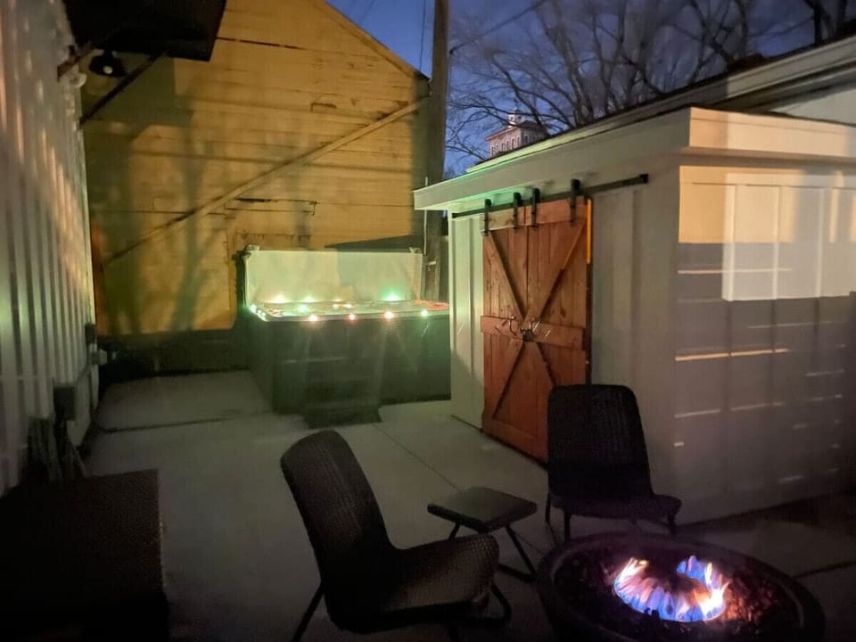 Exclusive Hot Tub, Fire Place, & Grill