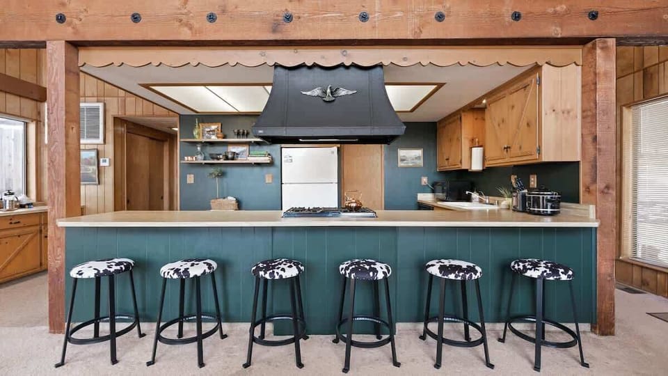 Bar area for 6 guests