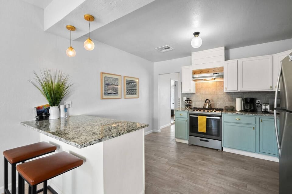 Kitchen with peninsula island