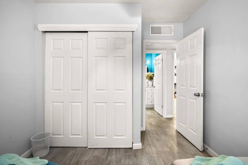 3rd bedroom with twin beds and closet