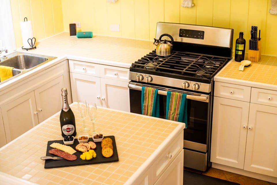 Full kitchen with all the essentials!