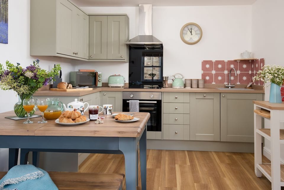 The Star Barn - open-plan kitchen and dining area with bench seating