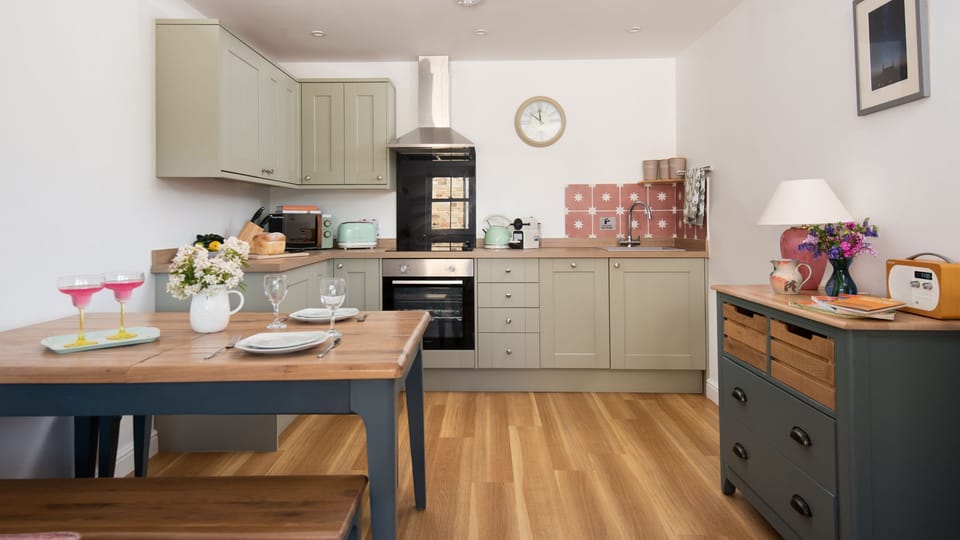 The Star Barn - well-equipped kitchen and dining area