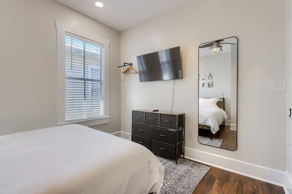 Bedroom 2 - Queen bed