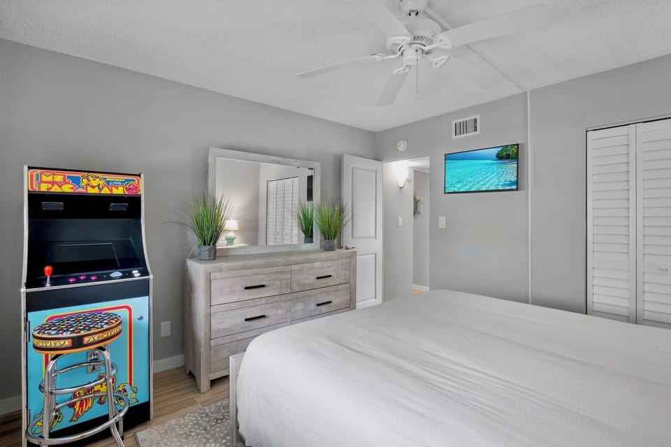 Second Bedroom, Queen