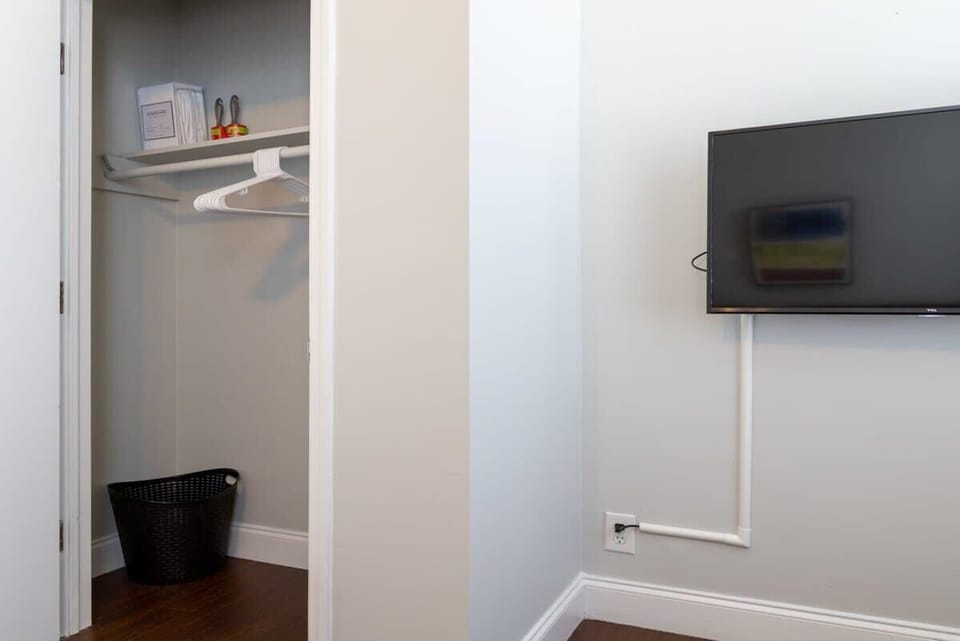 👕 Stay organized. Spacious closet with hangers plus a TV nearby for easy relaxation after a long day exploring the city.
#ComfortAndConvenience #StayOrganized #ModernStay