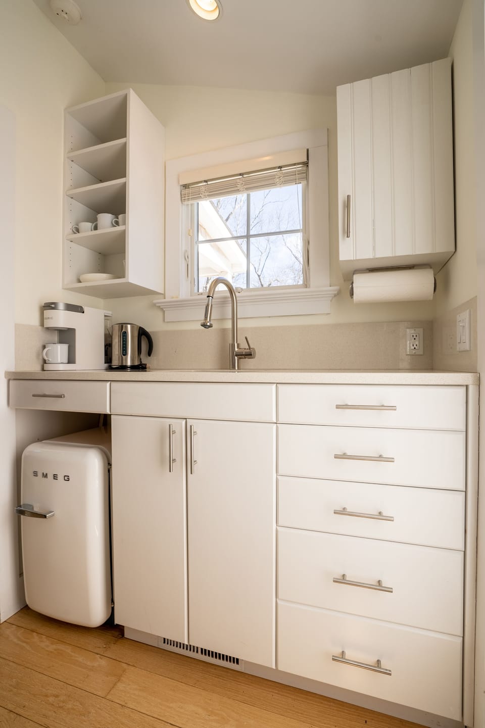 Kitchenette with Smeg refrigerator 